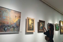 The exhibition attracted interest from art professionals and fine arts enthusiasts (Photo: NDO)