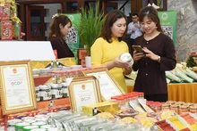 Checking product origin at the Hai Phong OCOP fair. (Photo: NDO)