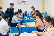 Officers and civil servants in An Phu Commune guide administrative procedures for local people in coastal areas of Quang Ngai. (Photo: NDO)