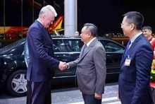 Chairman of the Hanoi People’s Committee Tran Sy Thanh welcomes Lithuanian President Gitanas Nauseda and his spouse Diana Nausediene at Noi Bai International Airport. (Photo: VNA)
