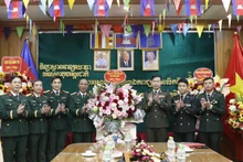 Major General Pham Duc Tiep, Deputy Director of the Viet Nam Military Medical Academy, presents flowers to congratulate the 72nd anniversary of Cambodia’s National Day and the founding of the Royal Cambodian Armed Forces.