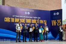 Four authors were presented Gold Medals at the awards ceremony. (Photo: NDO)