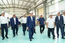 Former State President Truong Tan Sang, Deputy Prime Minister Nguyen Chi Dung, and delegates visited Onaga Company at HANSSIP. (Photo: NDO)
