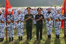 Lieutenant General Truong Thien To visited the forces participating in the parade and marches. (Photo: NDO)