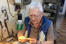 Nguyen Chi Thanh, a silversmith on Hang Bac Street (Photo: Le Huy/NDO)