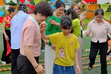 Children and their parents enjoy activities in the kite tent area of the programme. (Photo: nhandan.vn)