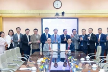 The National Health Information Centre under the Ministry of Health and the Viet Nam Private Medical Practice Association signed a cooperation agreement under the witness of leaders of the Ministry of Health. (Photo: NDO)