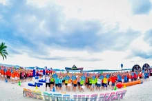Team-building activity on the beach for a MICE group in Ha Long, Quang Ninh. (Photo: HUE VU)