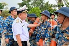 Rear Admiral Tran Xuan Van, Secretary of the Party Committee and Political Commissar of Naval Region 1, inspects storm prevention and control efforts. (Photo: NDO)