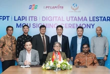 The signing ceremony was attended by Addy Perdana Soemantry, Commercial Counselor of Indonesia in Ha Noi, and executives from FPT, LAPI ITB and Digital Utama Lestari.