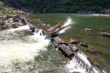 Conquering Tam Lu Waterfall brings tourists moments of excitement that will last a lifetime. (Photo: nhandan.vn)
