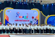 The Organising Committee awarded certificates of participation to the 32 teams in the final round of the 2025 Viet Nam Robocon Creativity Competition. (Photo: nhandan.vn)