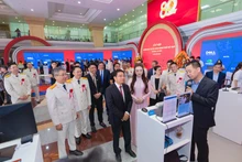 Nguyen Van Thang, Minister of Finance, and Mai Xuan Thanh, Head of the Tax Department, along with other delegates, visited the exhibition of IT applications in taxation at the Tax Sector Digital Transformation Fair. (Photo: gdt.gov.vn)