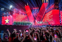 The political–artistic programme “The Fatherland in Our Hearts”, organised by Nhan Dan Newspaper to celebrate the 80th anniversary of the August Revolution and National Day (September 2), attracted special attention from the public. (Photo: NDO)