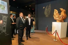 Delegates were deeply impressed with the projection technology at the Thang Long Imperial Citadel exhibition space. (Photo: NDO)