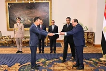 Vietnamese Ambassador Nguyen Nam Duong presents a letter of credentials from President Luong Cuong to President Abdel Fatah El-Sisi. (Photo: Vietnamese Embassy in Egypt)