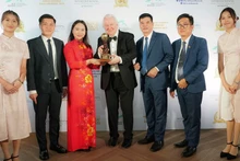 Representatives of Tuyen Quang Province received the title “Asia’s Leading Regional Cultural Destination 2025.” (Photo: NDO)