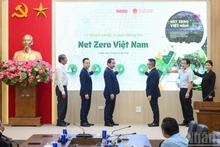 Leaders and delegates press buttons to launch “Net Zero Viet Nam” information page. (Photo: NDO)
