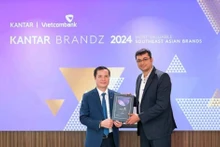 Le Hoang Tung, Deputy General Director (left), receives the “Top 30 Most Valuable Southeast Asian Brands” certificate from Sumit Kamra, Director of Strategic Development at Kantar Insights. (Photo: VNA)