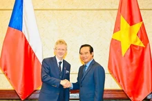 Nguyen Van Duoc, Chairman of the Ho Chi Minh City People’s Committee, and Milos Vystrcil, President of the Senate of the Parliament of the Czech Republic, at the meeting. (Photo: VIET DUNG/NDO)