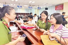 Thanh Hoa Police help people apply VNeID to solve administrative procedures. (Photo: NDO)