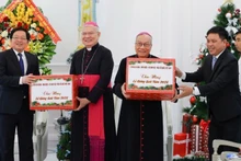 On behalf of the Party and the State, Deputy Prime Minister Ho Quoc Dung presents Christmas gifts to the Archbishop of the Archdiocese in Hue.