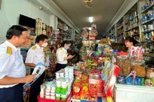 Tax staff provide information and guidance for household businesses on converting their operating models. (Photo: NDO)