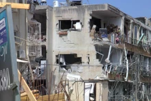 A residential area in Bat Yam, near Tel Aviv of Israel, hit by a missile attack on June 14, 2025 that left nine dead and nearly 200 injured. (Photo: VNA)