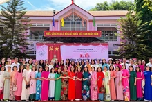 Officials and teachers of Nguyen Nhu Kon Tum Primary School for Pedagogical Practice excellently completed their tasks in the 2024-2025 school year. (Photo: nhandan.vn)