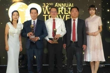 Leaders of Phong Nha–Ke Bang National Park received the awards of WTA 2025. (Photo: NDO)