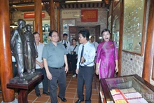 Prime Minister Pham Minh Chinh visited and offered incense at the General Nguyen Chi Thanh Museum. (Photo: NDO)