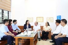 Vice President Vo Thi Anh Xuan visited and presented gifts to the family of war invalid Doan Giang Hao in Group 6, zone 2A, Ha Long Ward, Quang Ninh Province. (Photo: NDO)