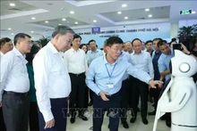 Party General Secretary To Lam (L) inspects operations at Ha Noi’s Public Administrative Service Centre. (Photo: VNA)