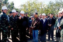 Deputy PM Bui Thanh Son talks with a family supported to build a new house at the groundbreaking ceremony of the “Quang Trung Campaign” in Lam Dong Province.
