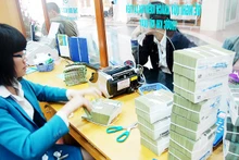 Bad debt is tending to increase, putting great pressure on credit institutions. (Photo: nhandan.vn)