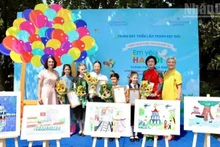 Representatives of the organising committee take photo with prize-winning contestants. (Photo: NDO)