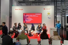 Representatives of some Vietnamese publishers exchange views on copyright issues at the Frankfurt Book Fair 2025. (Photo: NDO)