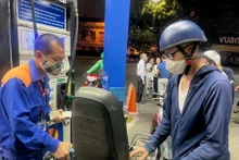Fuel prices lowered from July 1 following VAT reduction (Photo: VNA)