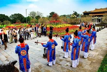 Visitors enjoy Hue Royal Court Music at the Imperial City. (Photo: NDO)