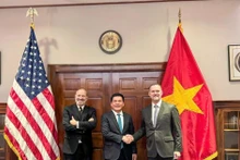 From left to right: US Secretary of Commerce Howard Lutnick, Vietnamese Minister of Industry and Trade Nguyen Hong Dien and Ambassador Jamieson Greer, US Trade Representative. (Photo: VNA)