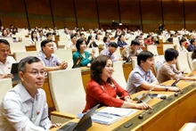 All 470 delegates present at the NA's 9th session vote in favour for the resolution amending key provisions of the Constitution of the Socialist Republic of Viet Nam. (Photo: VNA)