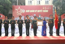 Vice President Vo Thi Anh Xuan presents the Second-class Fatherland Protection Order to the Military Ceremonial Troupe. (Photo: NDO)