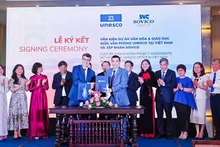The signing ceremony between UNESCO and SOVICO. (Photo: nhandan.vn)
