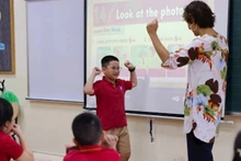 Developing English proficiency for students. (Photo: NDO)