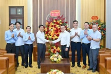 A delegation from the Thanh Hoa Provincial Party Committee, led by Nguyen Doan Anh, Member of the Party Central Committee and Secretary of the Thanh Hoa Provincial Party Committee, paid a visit to extend their congratulations to Nhan Dan Newspaper. (Photo: nhandan.vn)