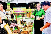 Introducing cinnamon products of Tra My Minh Phuc Cinnamon Cooperative that meet OCOP standards. (Photo: nhandan.vn)