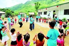 Members of the “Warm Winter for Highland Children” project with students of Pa Phang 2 satellite campus of Phin Ho Kindergarten (Sin Ho District, Lai Chau Province) at the inauguration of two new classrooms. (Photo: nhandan.vn)