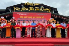 Delegates cut the red ribbon to open the exhibition. (Photo: NDO)