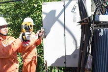 Staff from Ha Noi Power Corporation (EVNHANOI) inspect electrical equipment. (Photo: NDO)