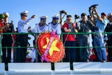 The working delegation held a memorial ceremony for 64 officers and soldiers who heroically sacrificed their lives for the sacred sovereignty of the homeland’s seas and islands. (Photo: NDO)